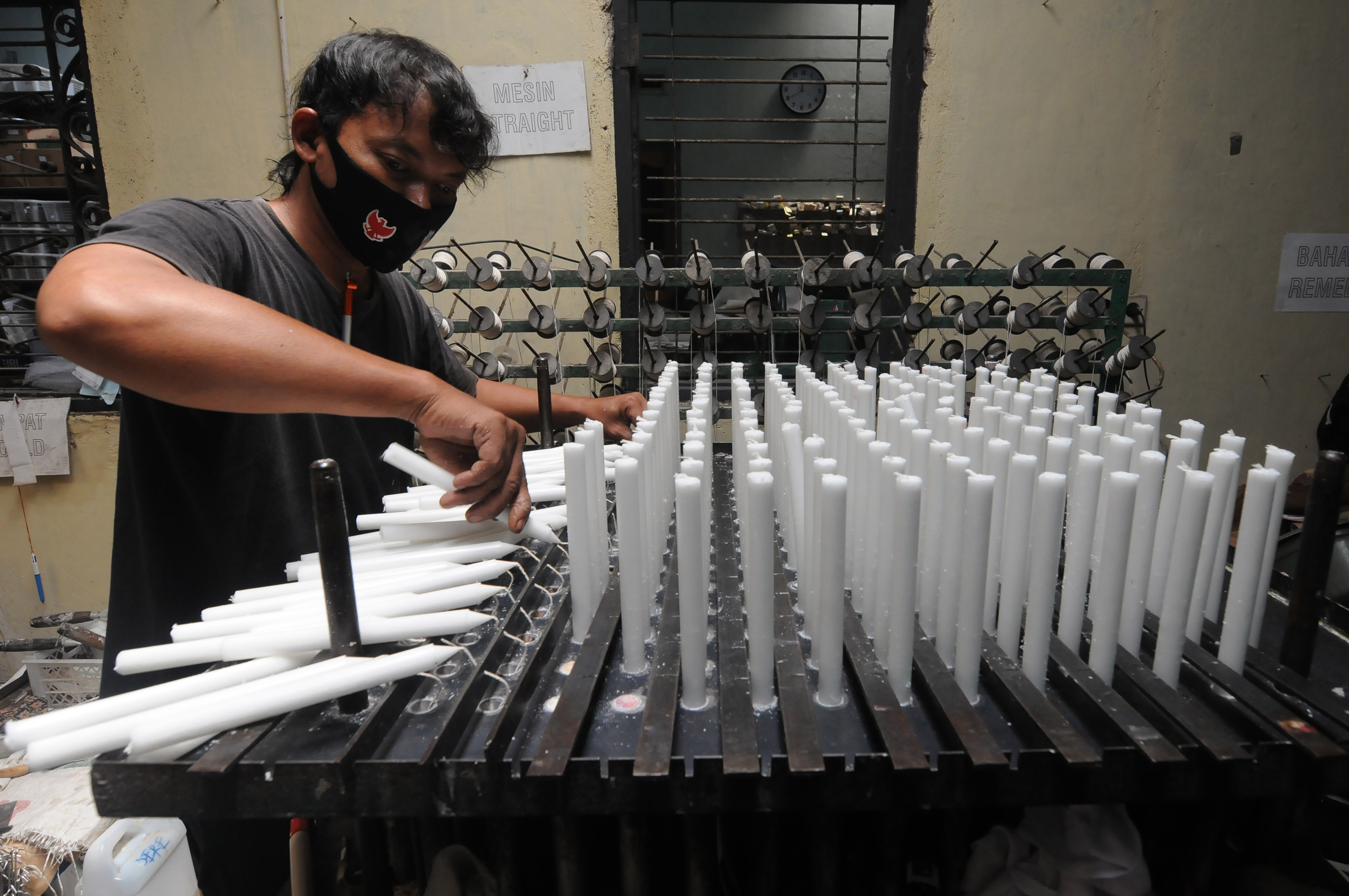 Produksi Lilin Jelang Natal