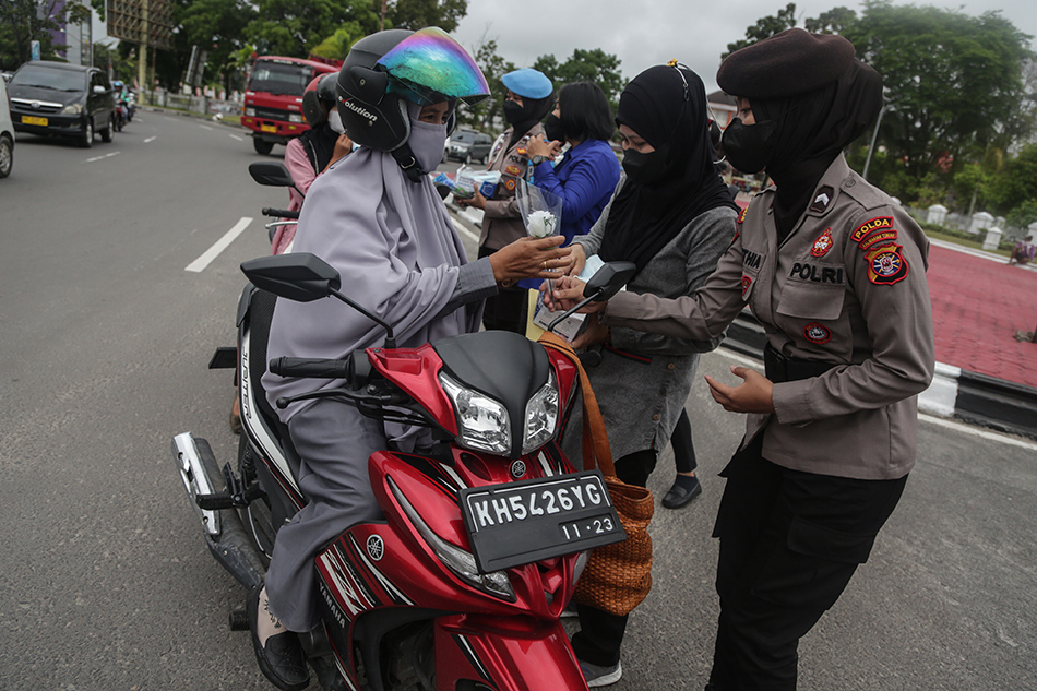  Aksi Polwan Peringati Hari Ibu