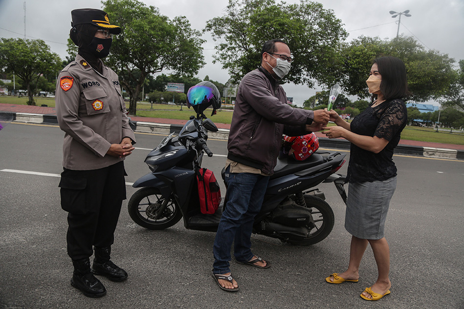  Aksi Polwan Peringati Hari Ibu