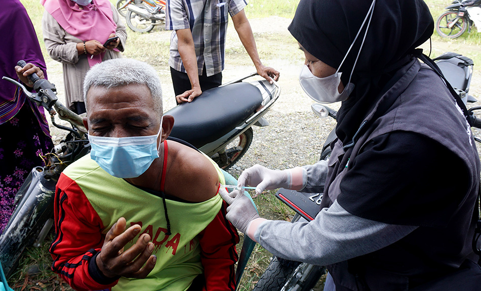 Vaksinasi di TPS Pemilihan Desa