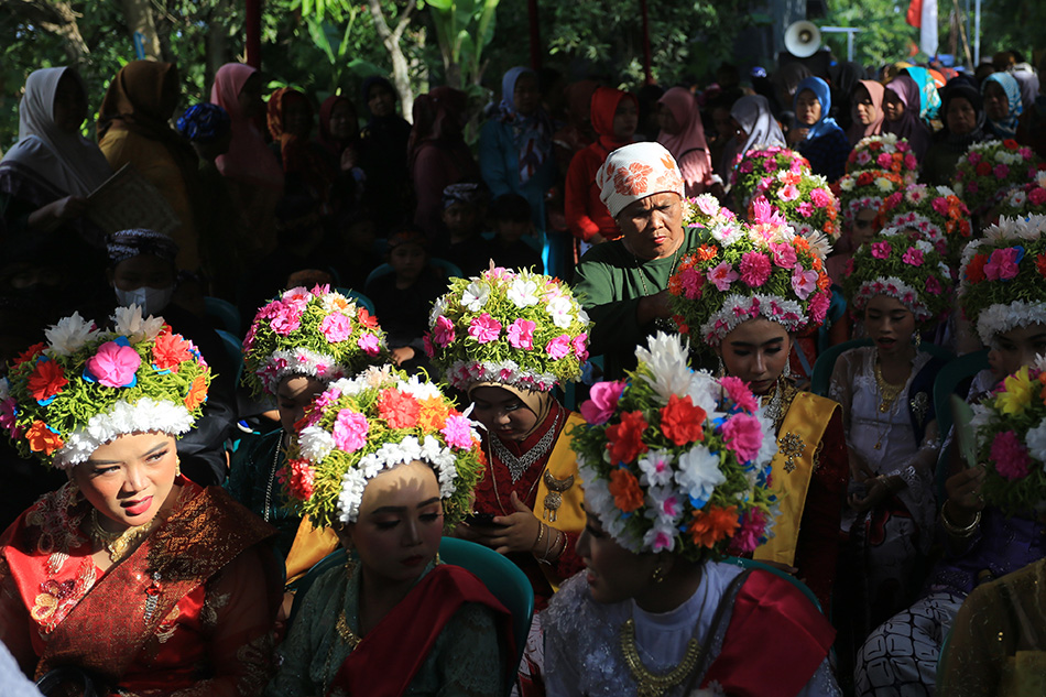 Upacara Adat Ngarot di Indramayu