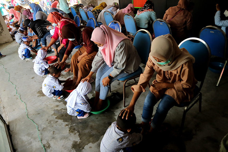 Basuh kaki Ibu Memperingati Hari Ibu