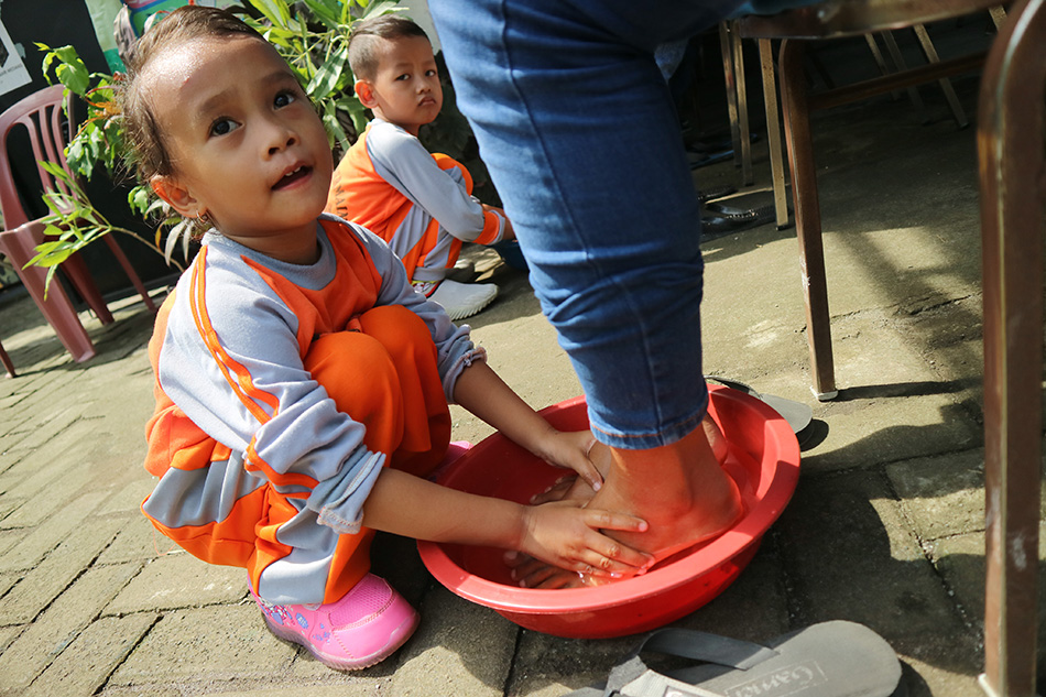 Basuh kaki Ibu Memperingati Hari Ibu