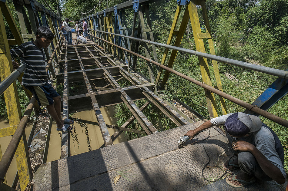 Perbaikan Jembatan Secara Swadaya