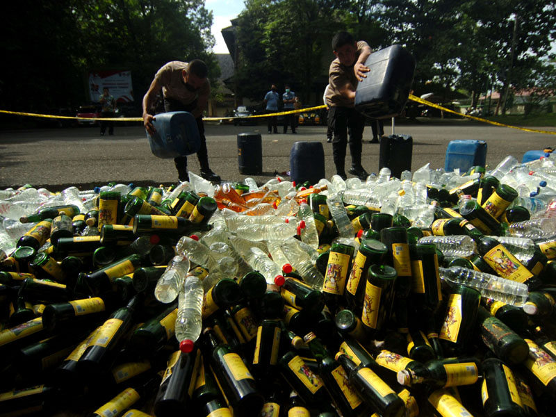 Polisi Musnahkan Miras