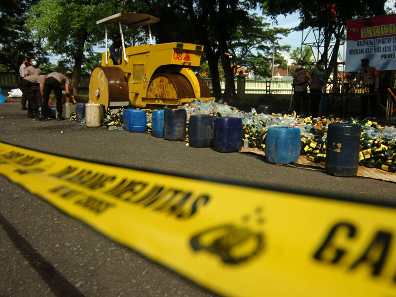 Polisi Musnahkan Miras