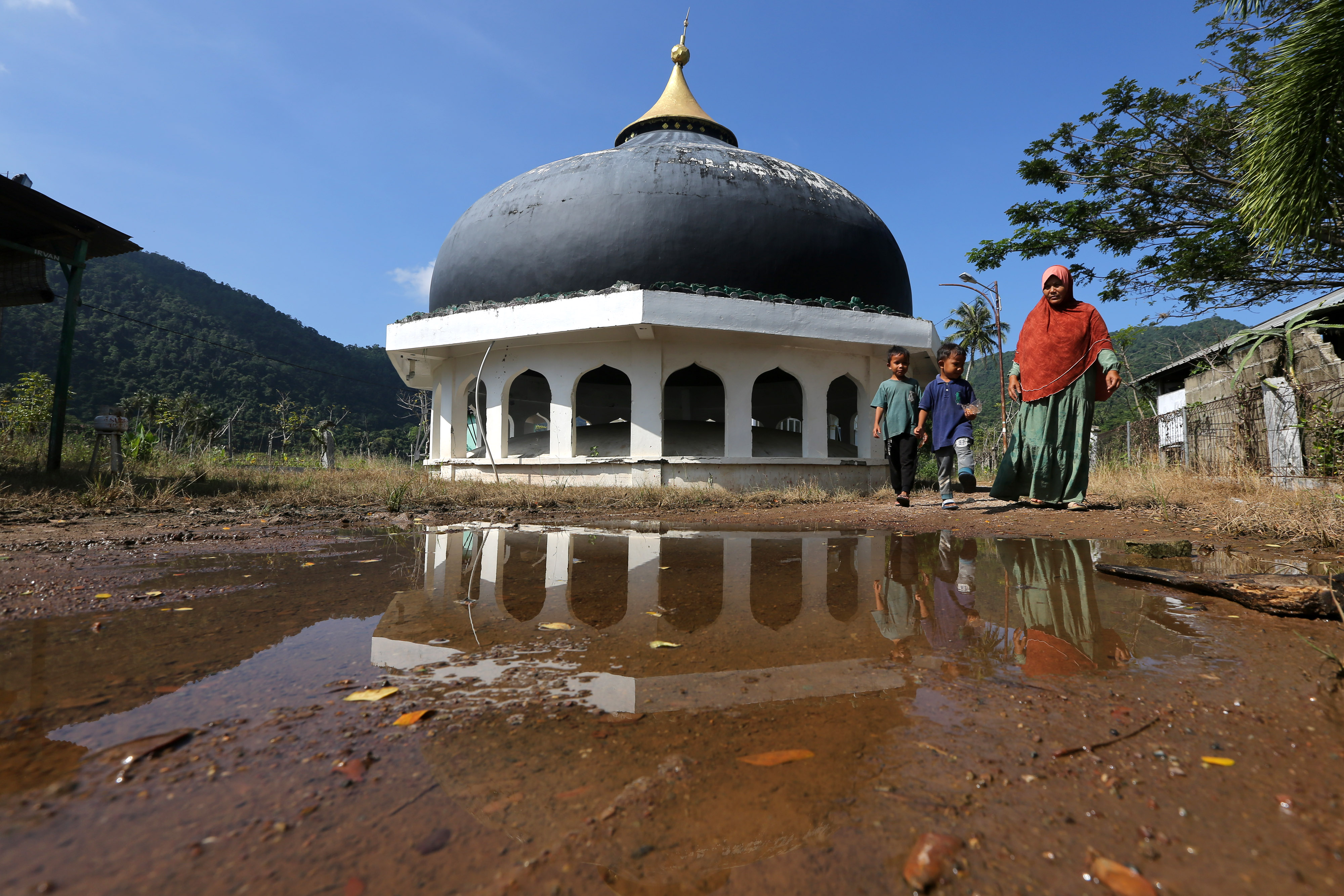 Kubah Masjid Terdampar Akibat Tsunami di Aceh