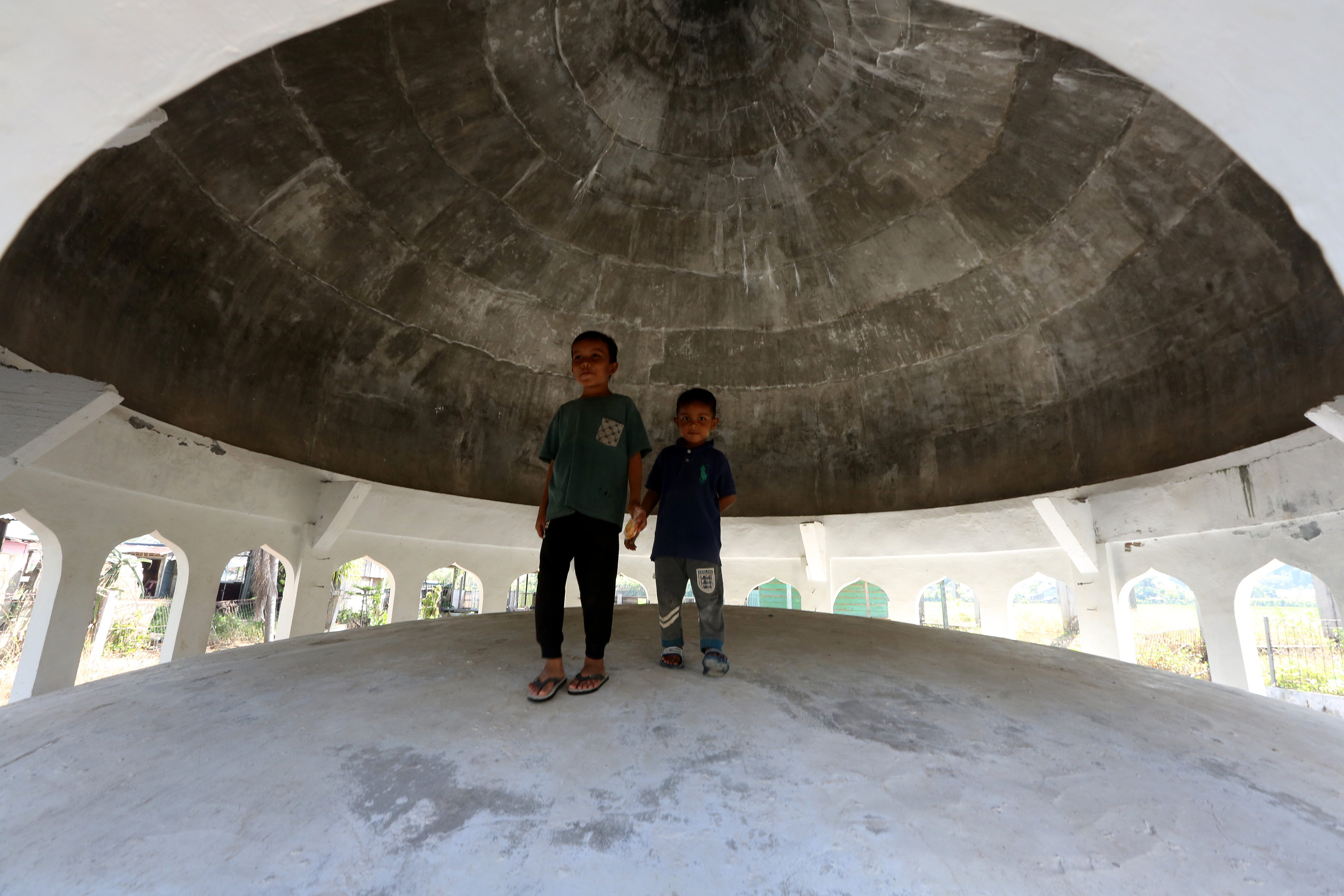Kubah Masjid Terdampar Akibat Tsunami di Aceh