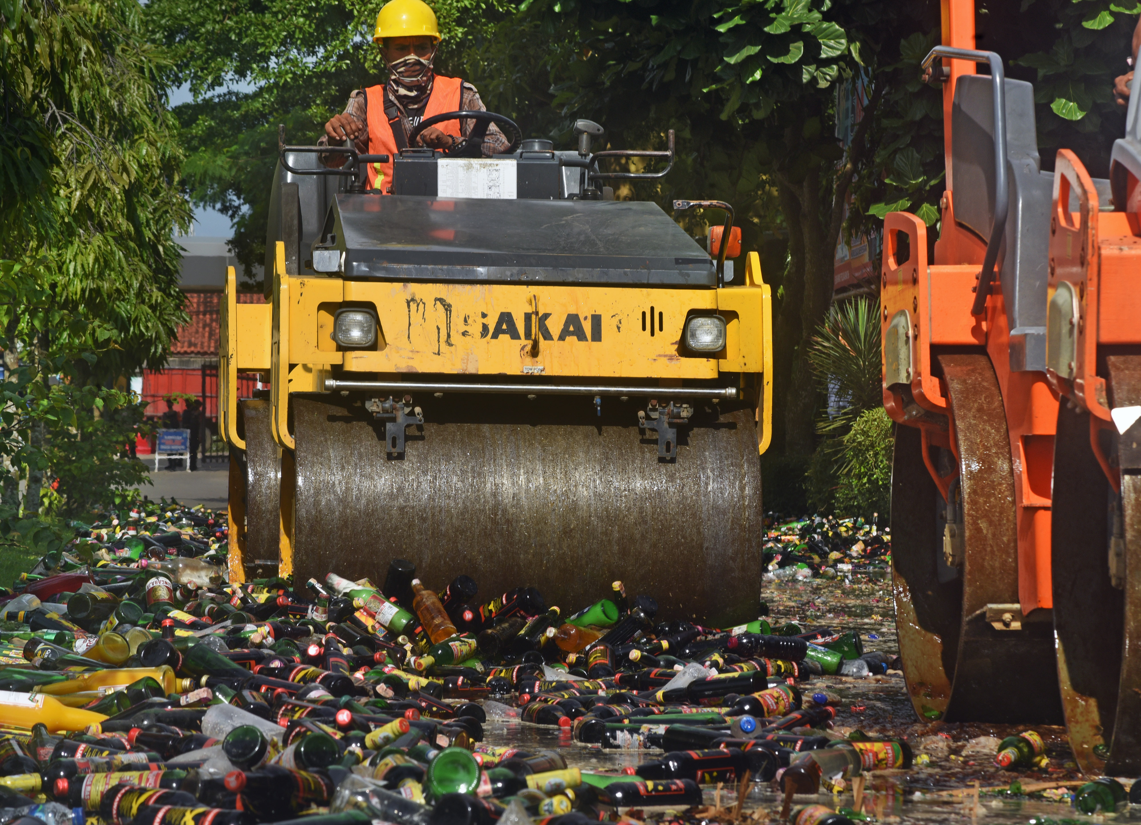 Pemusnahan Miras Ilegal di Polda Banten