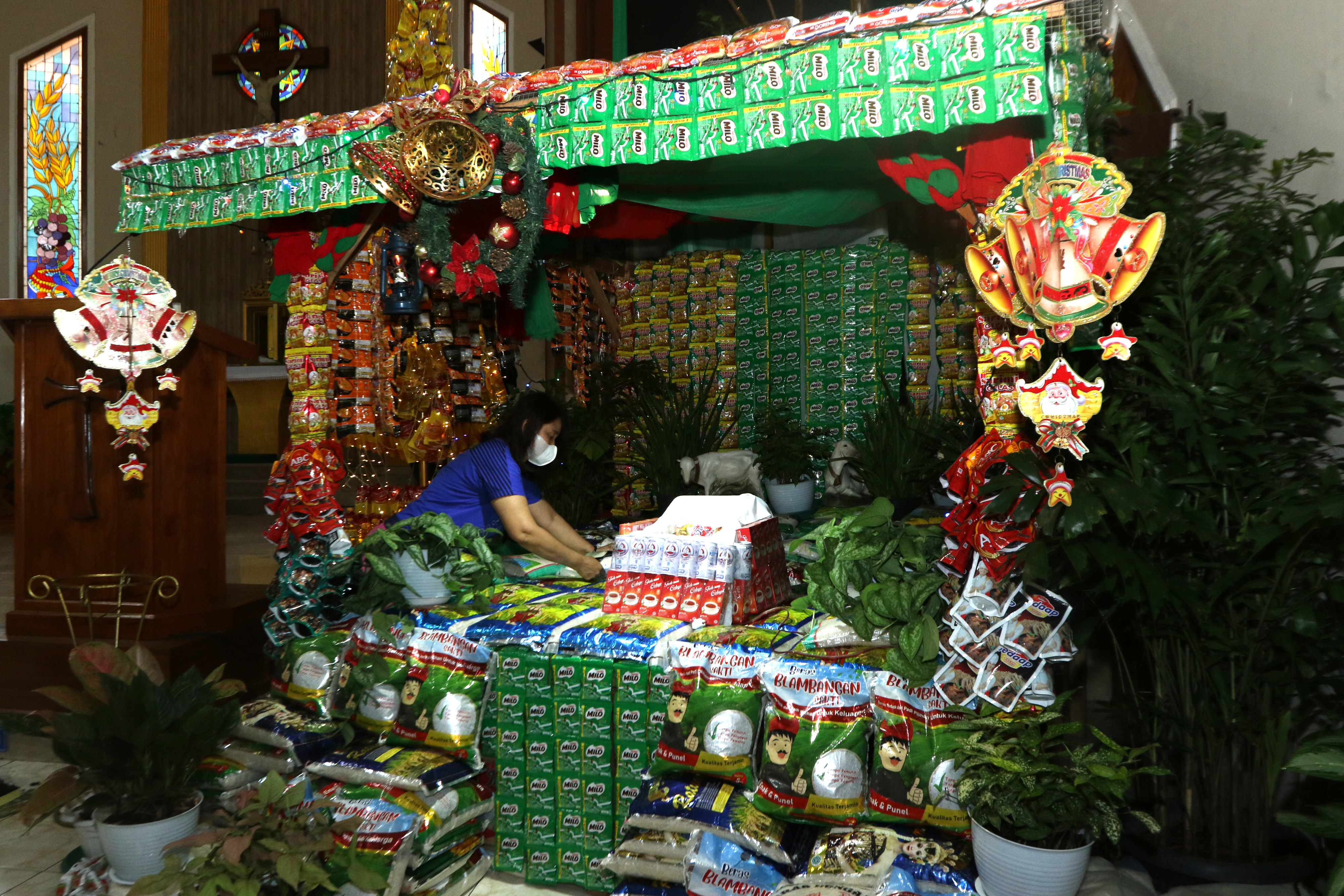 Pohon Natal Berbahan Kebutuhan Pokok