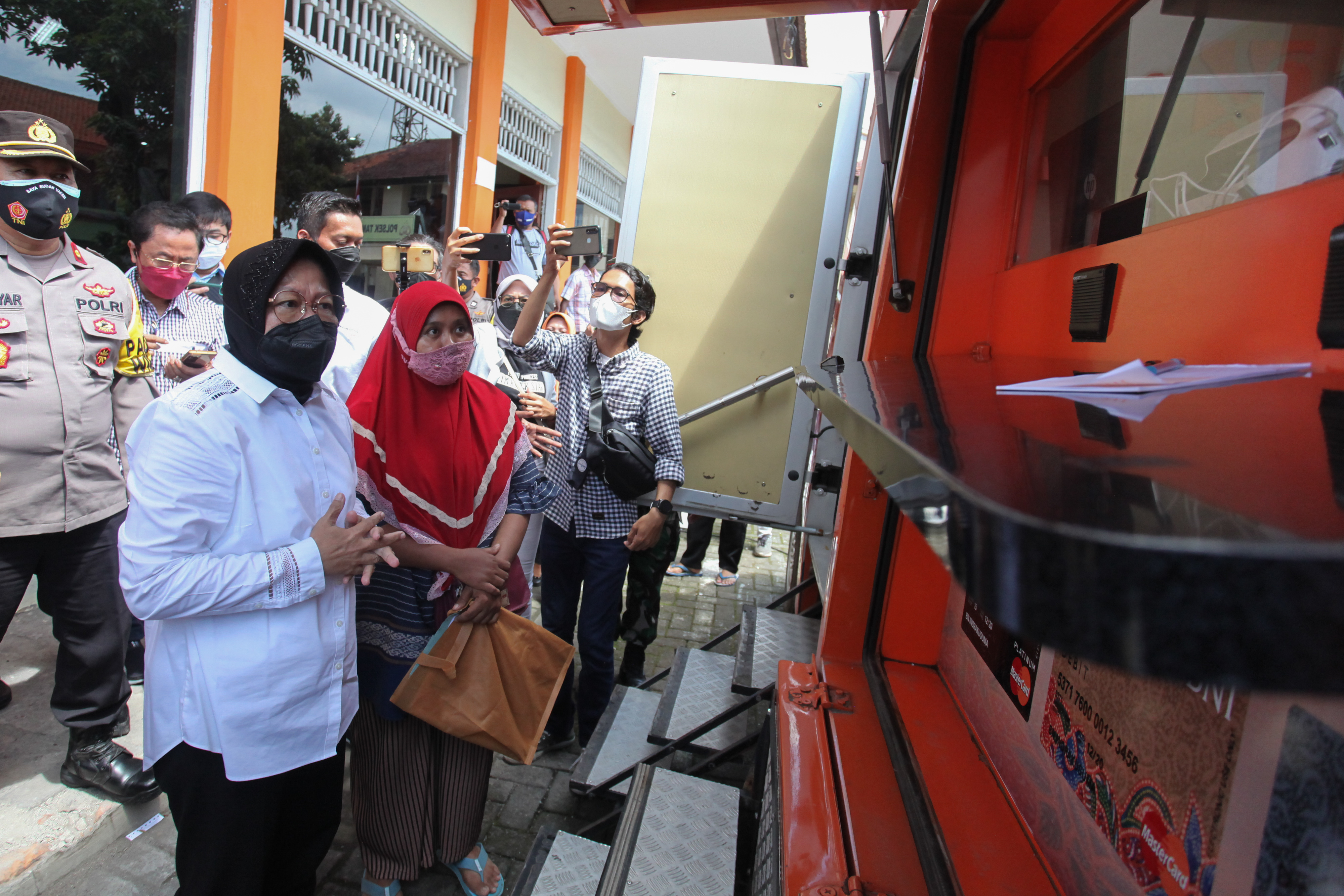 Mensos Tinjau Penyaluran Bantuan di Surabaya