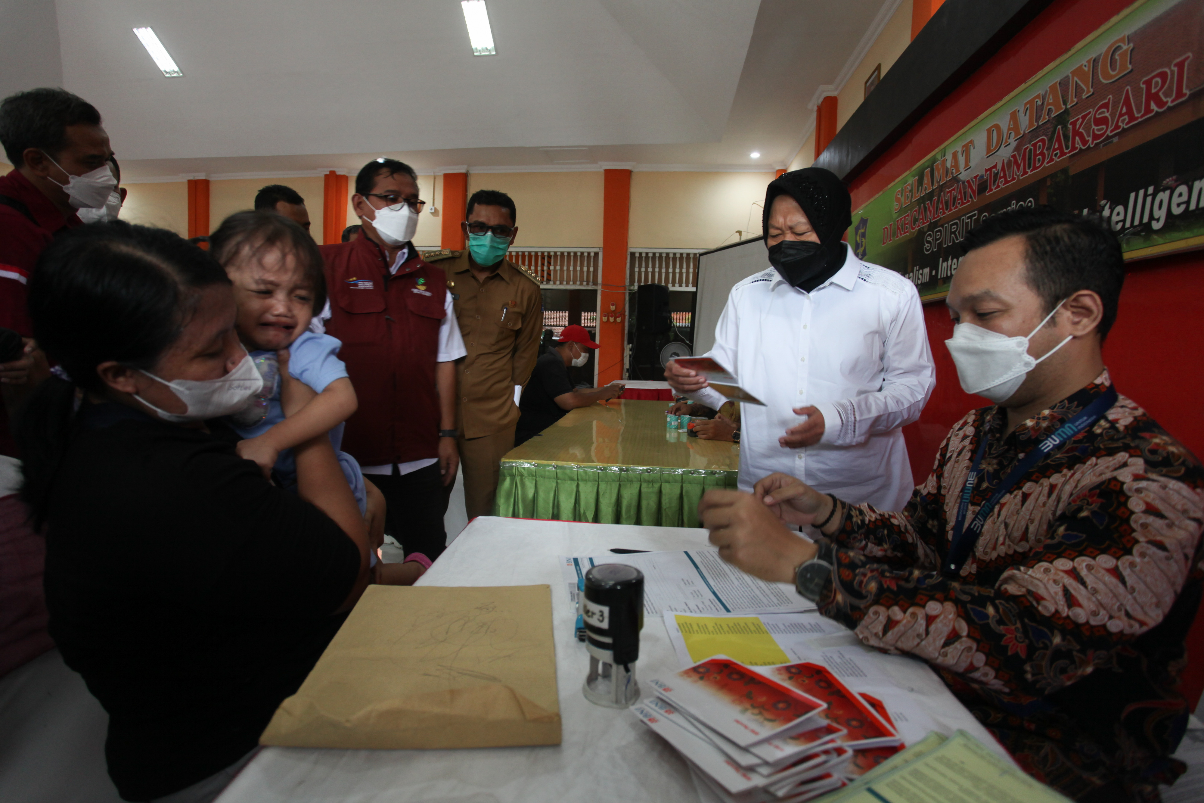 Mensos Tinjau Penyaluran Bantuan di Surabaya