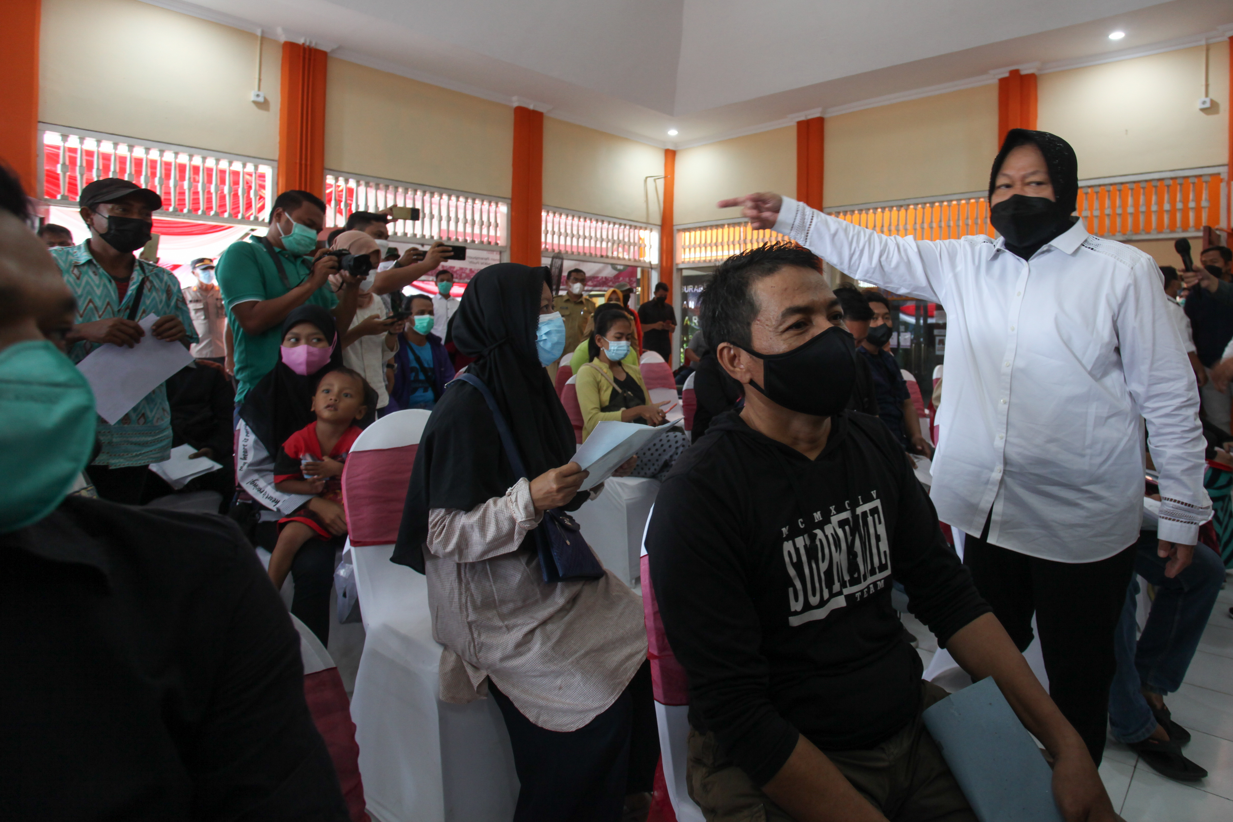 Mensos Tinjau Penyaluran Bantuan di Surabaya