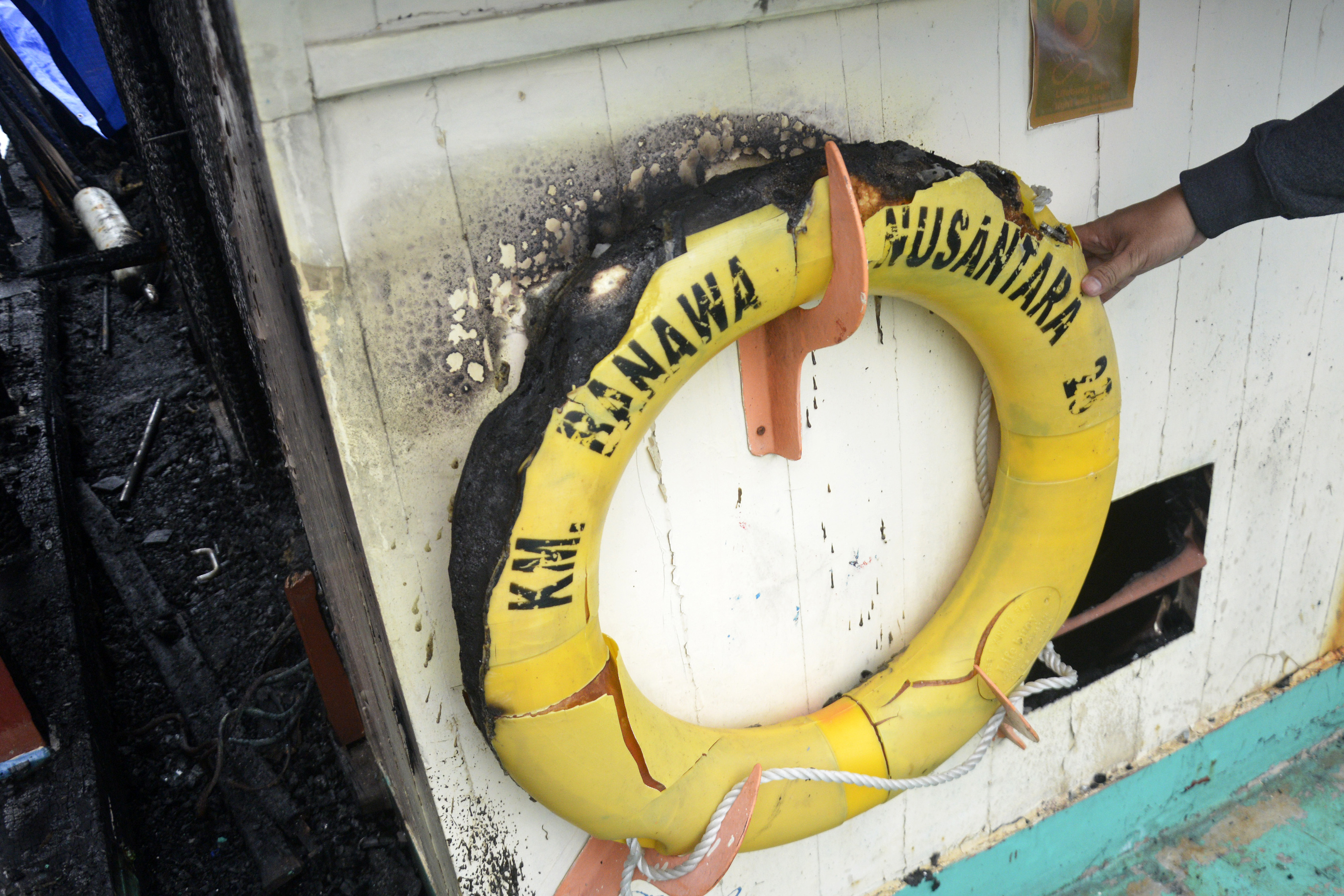 Kapal Wisata Terbakar di Makassar