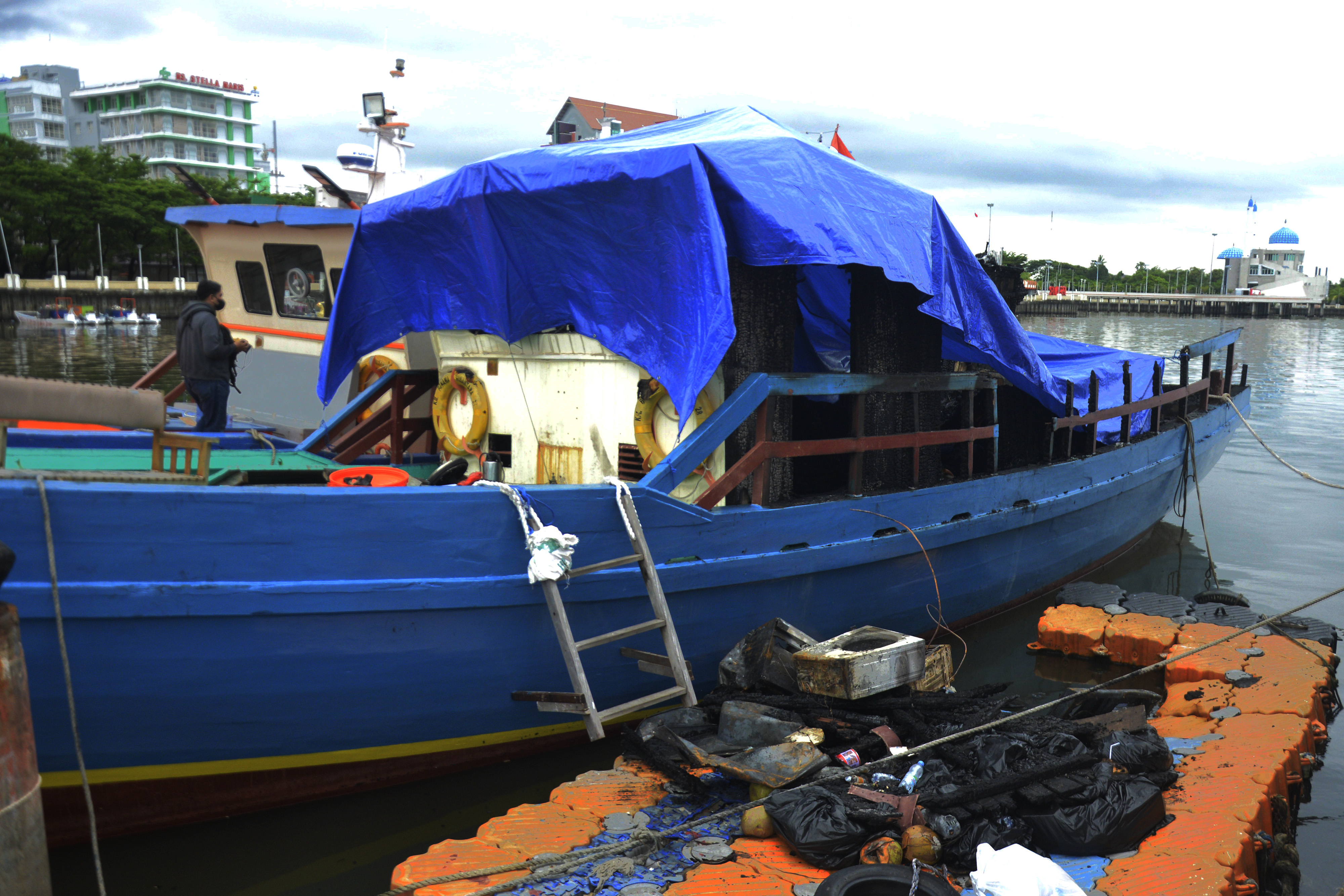 Kapal Wisata Terbakar di Makassar