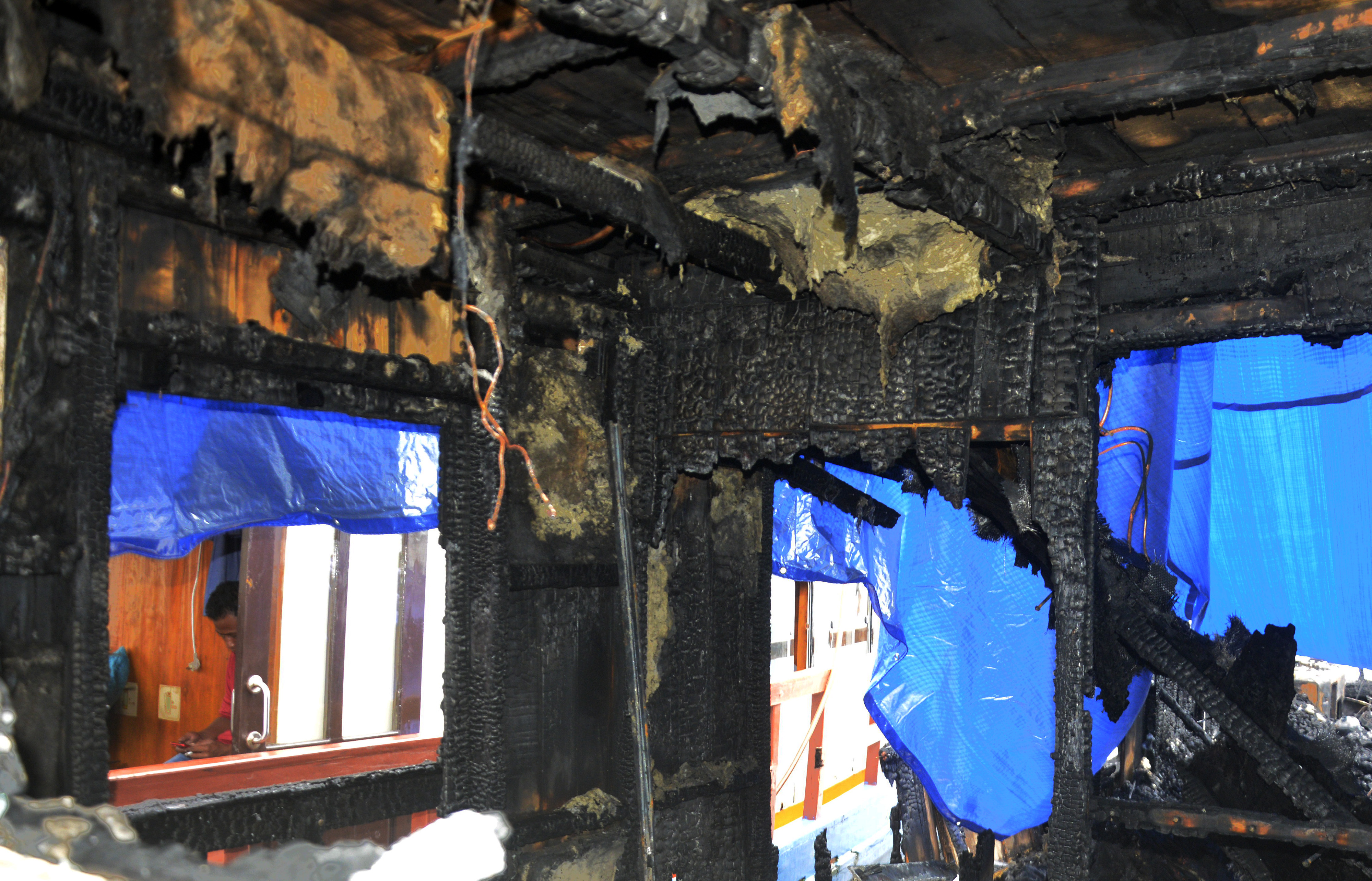 Kapal Wisata Terbakar di Makassar