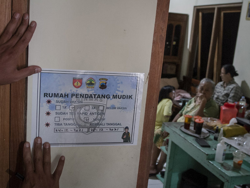 Penempelan Stiker Rumah Pemudik