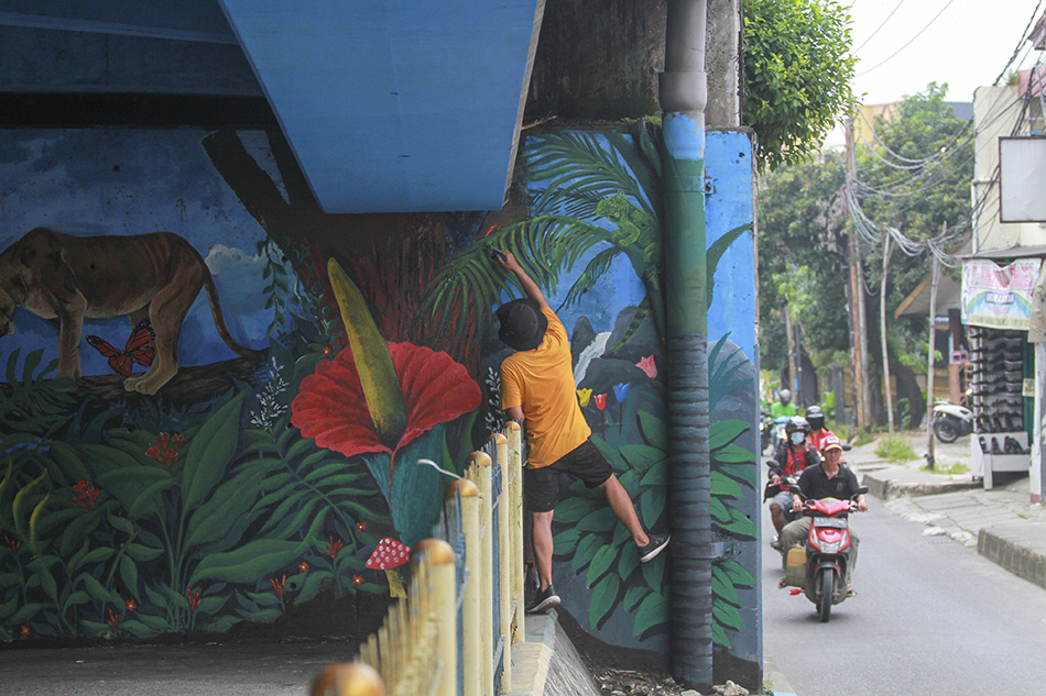 Pembuatan Mural di Bawah Flyover