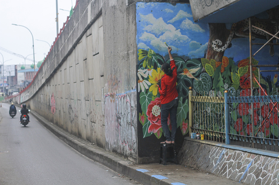 Pembuatan Mural di Bawah Flyover