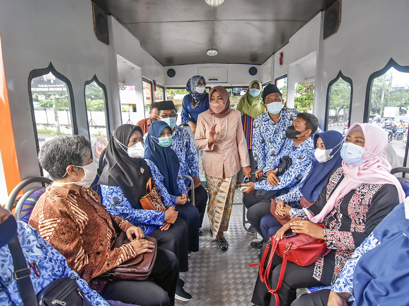 Pelantikan Pejabat Diatas bis Pariwisata