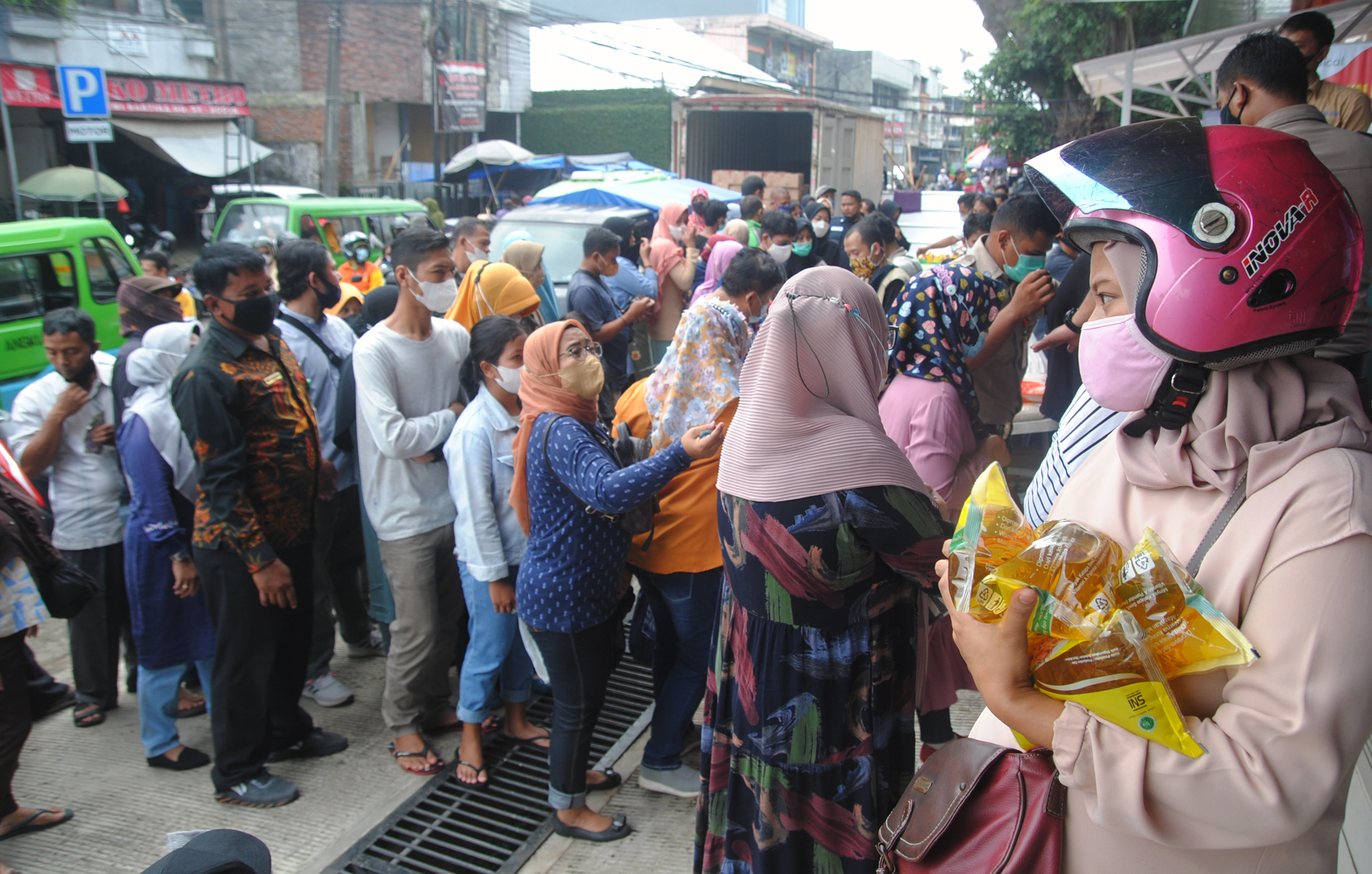 Operasi Pasar Murah Minyak Goreng di Bogor