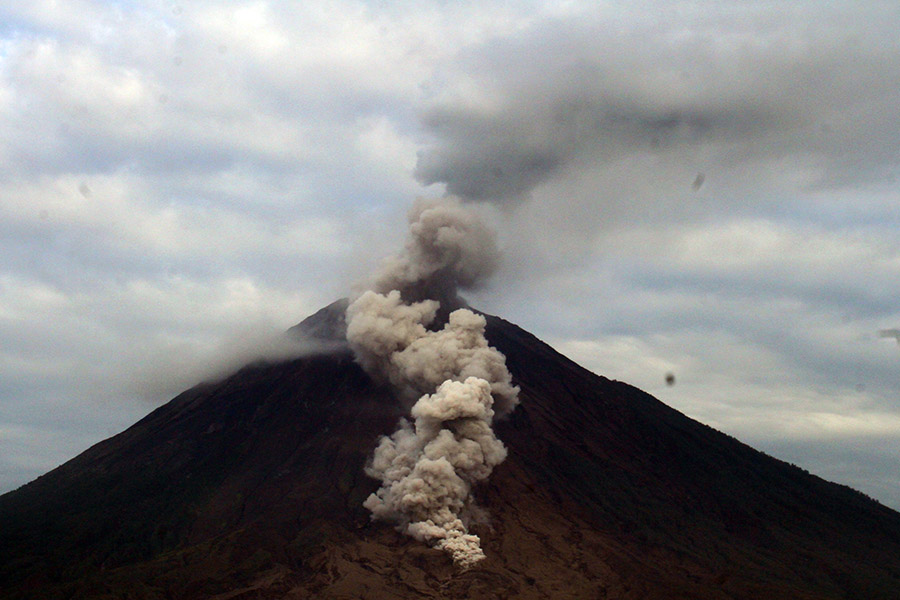 Waspada Luncuran Awan Panas Erupsi Gunung Semeru 