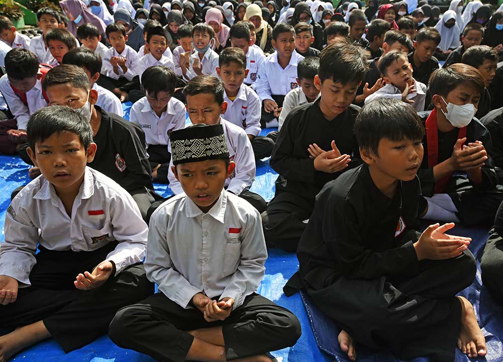 Siswa SD Doa Bersama Untuk Korban Semeru