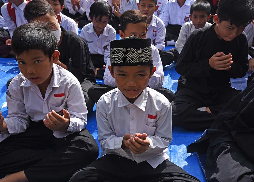 Siswa SD Doa Bersama Untuk Korban Semeru