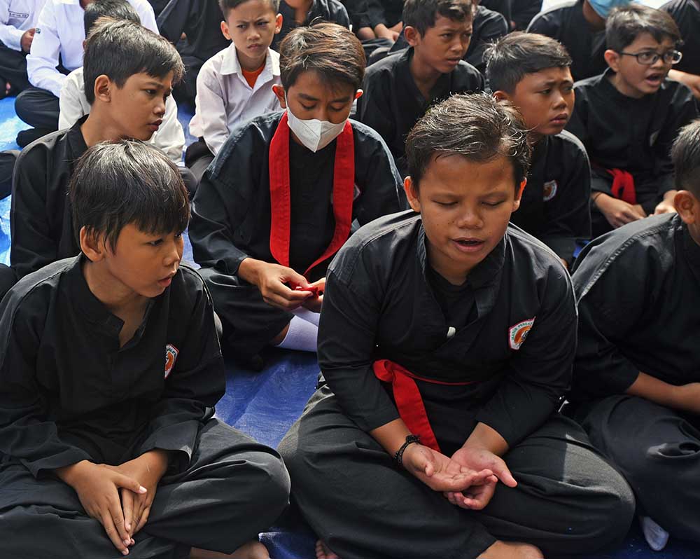 Siswa SD Doa Bersama Untuk Korban Semeru