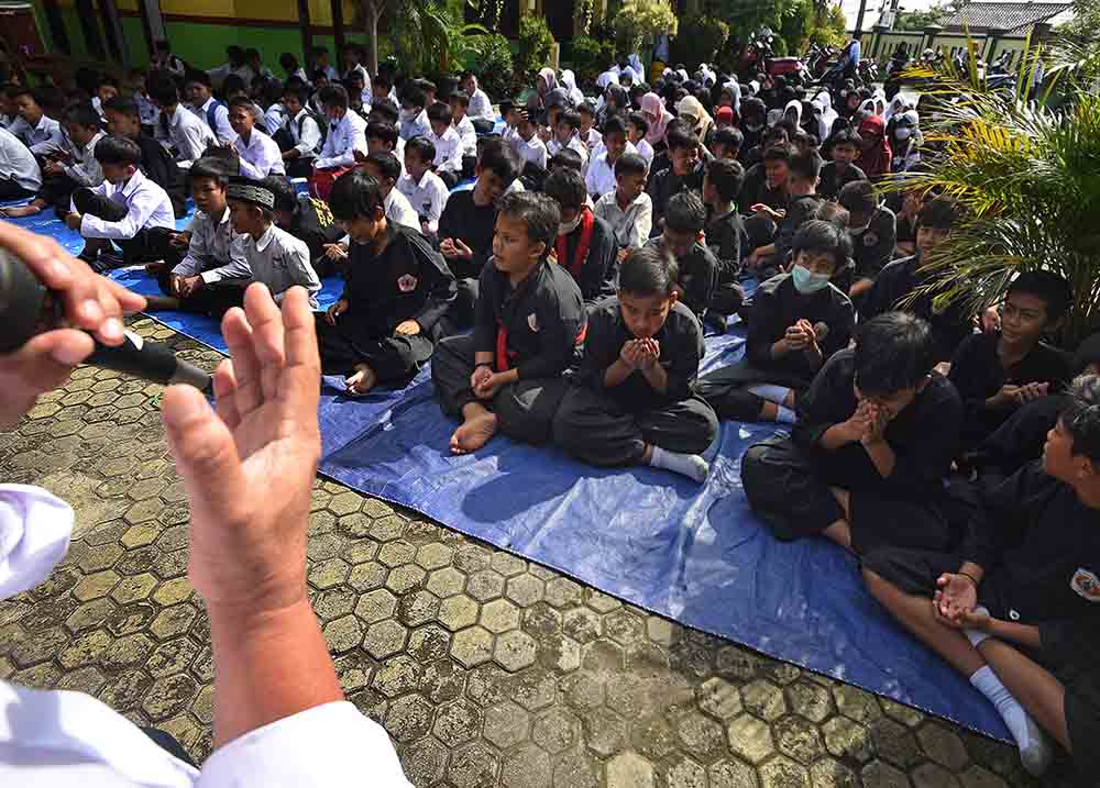 Siswa SD Doa Bersama Untuk Korban Semeru