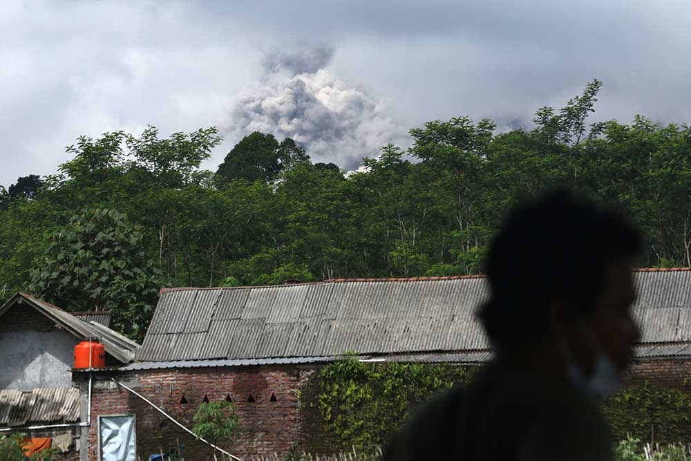 Gunung Semeru Erupsi Kembali