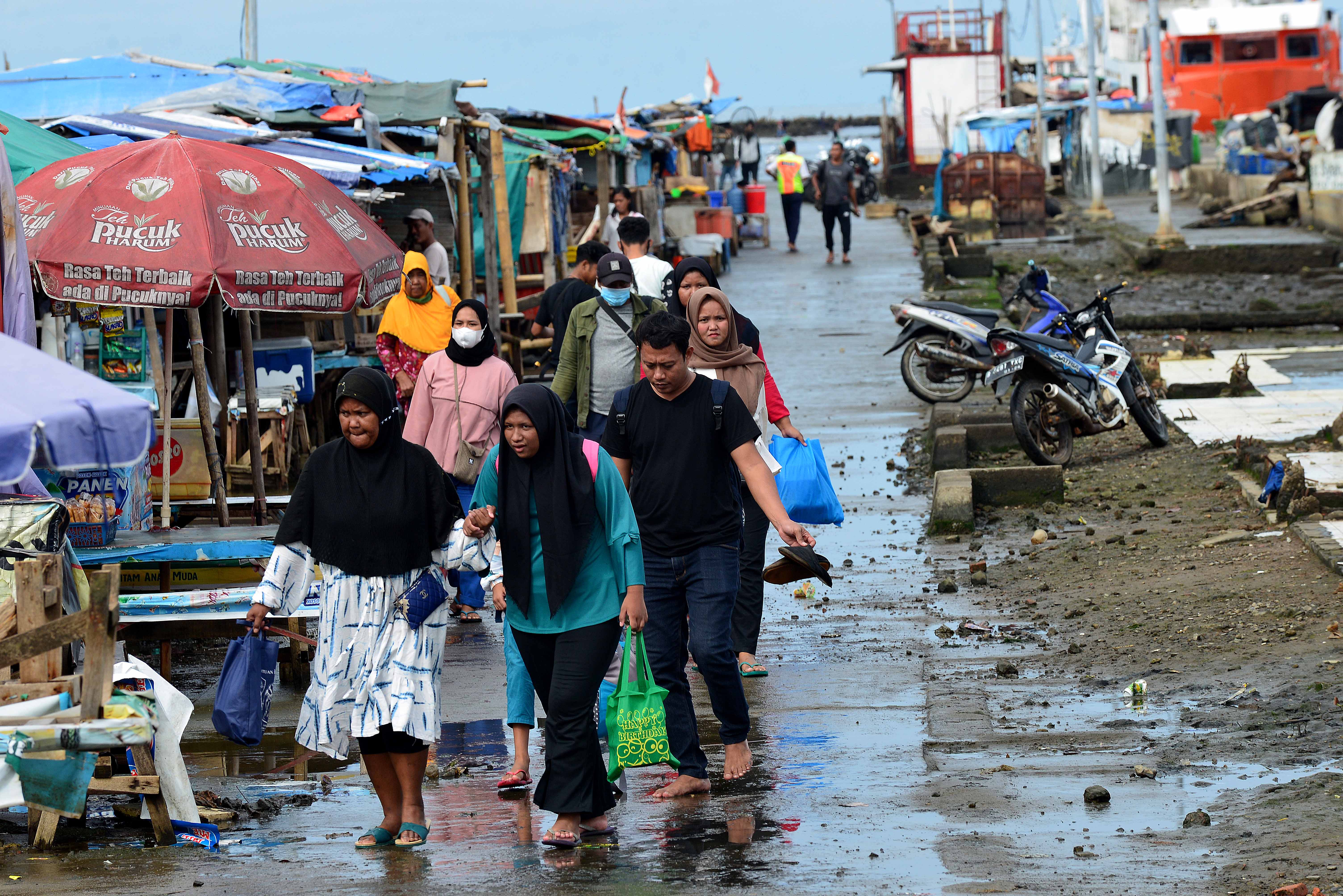 Gelombang Tinggi Hambat Mobilitas Wisatawan