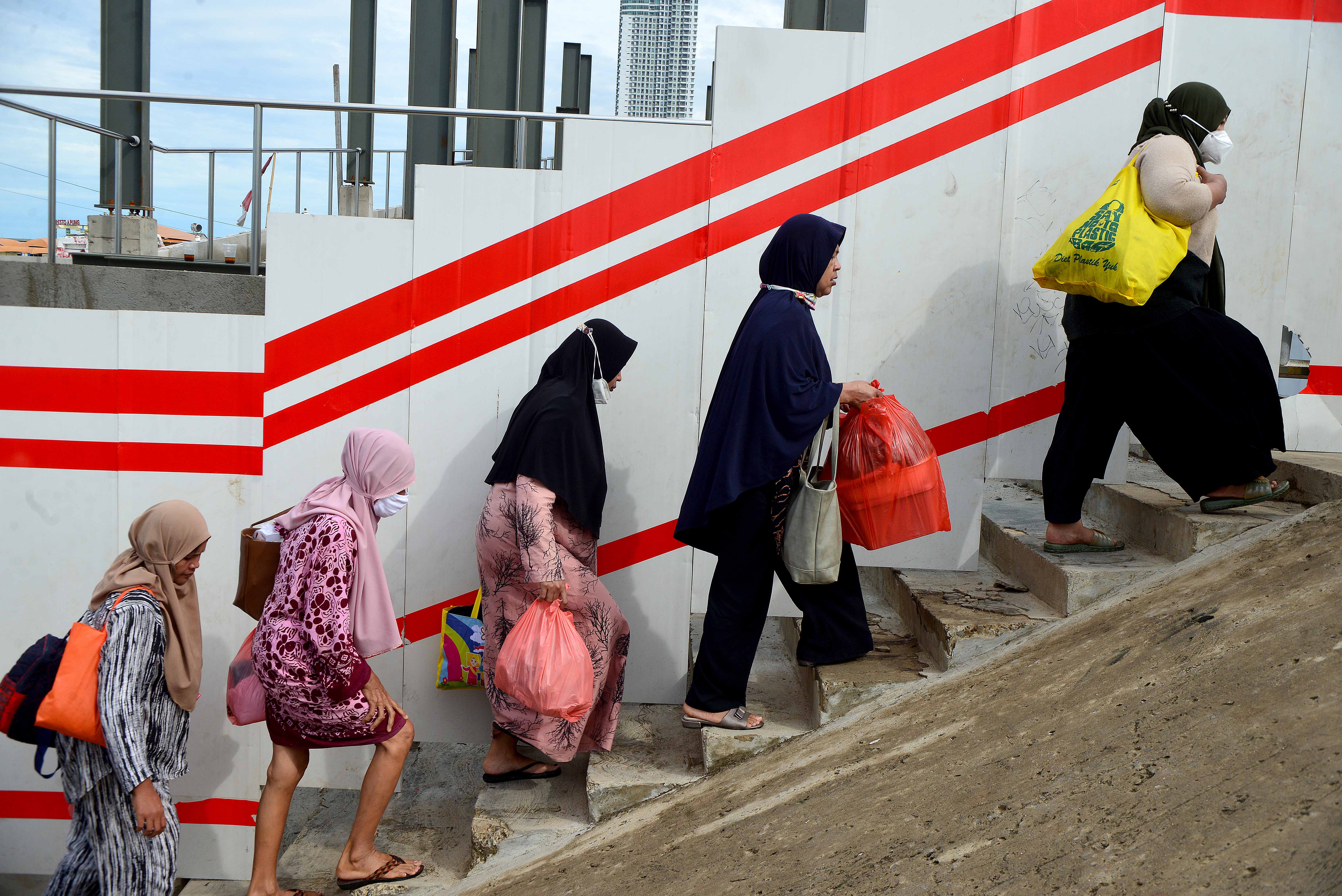 Gelombang Tinggi Hambat Mobilitas Wisatawan