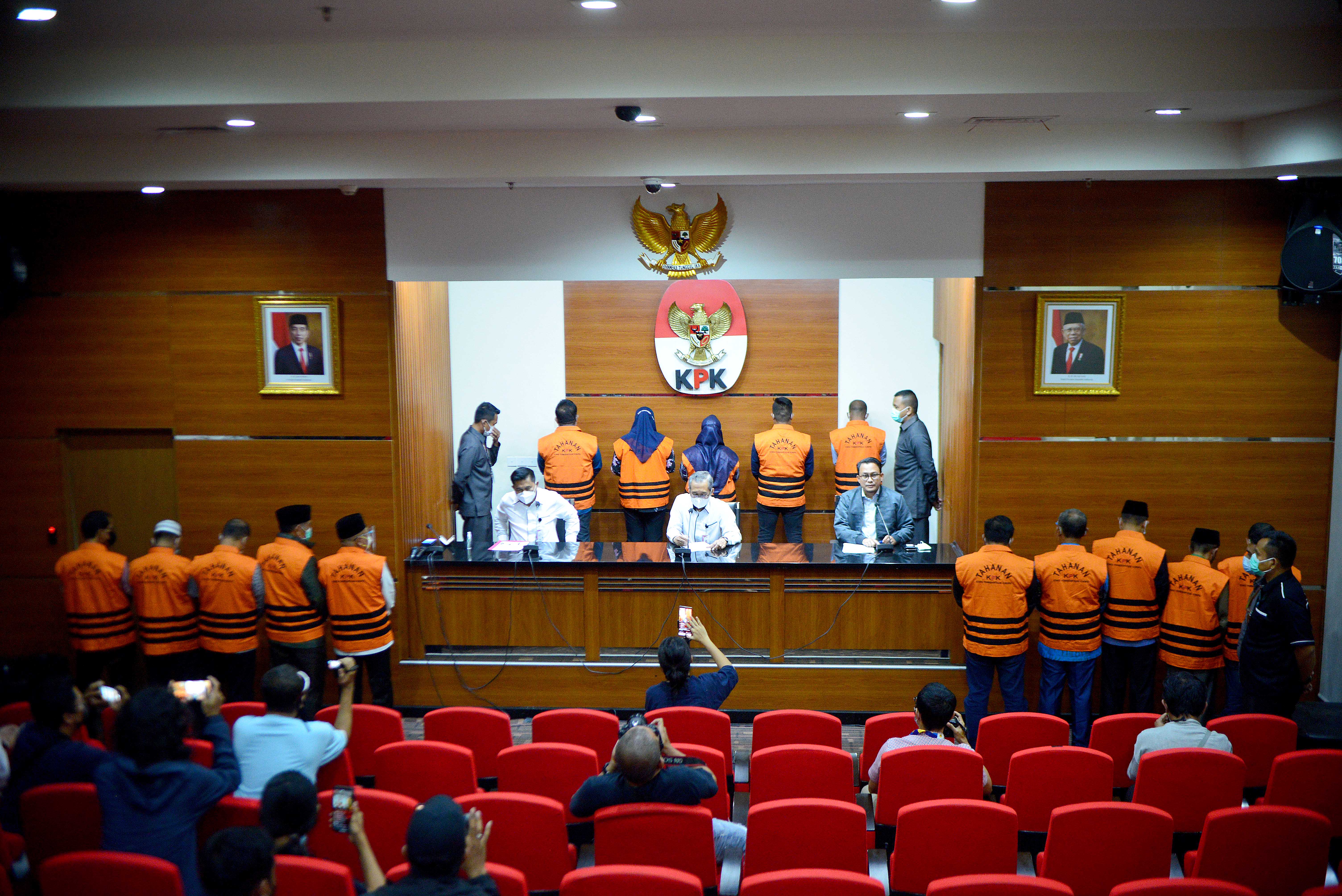 KPK Tahan 15 Tersangka Korupsi Muara Enim