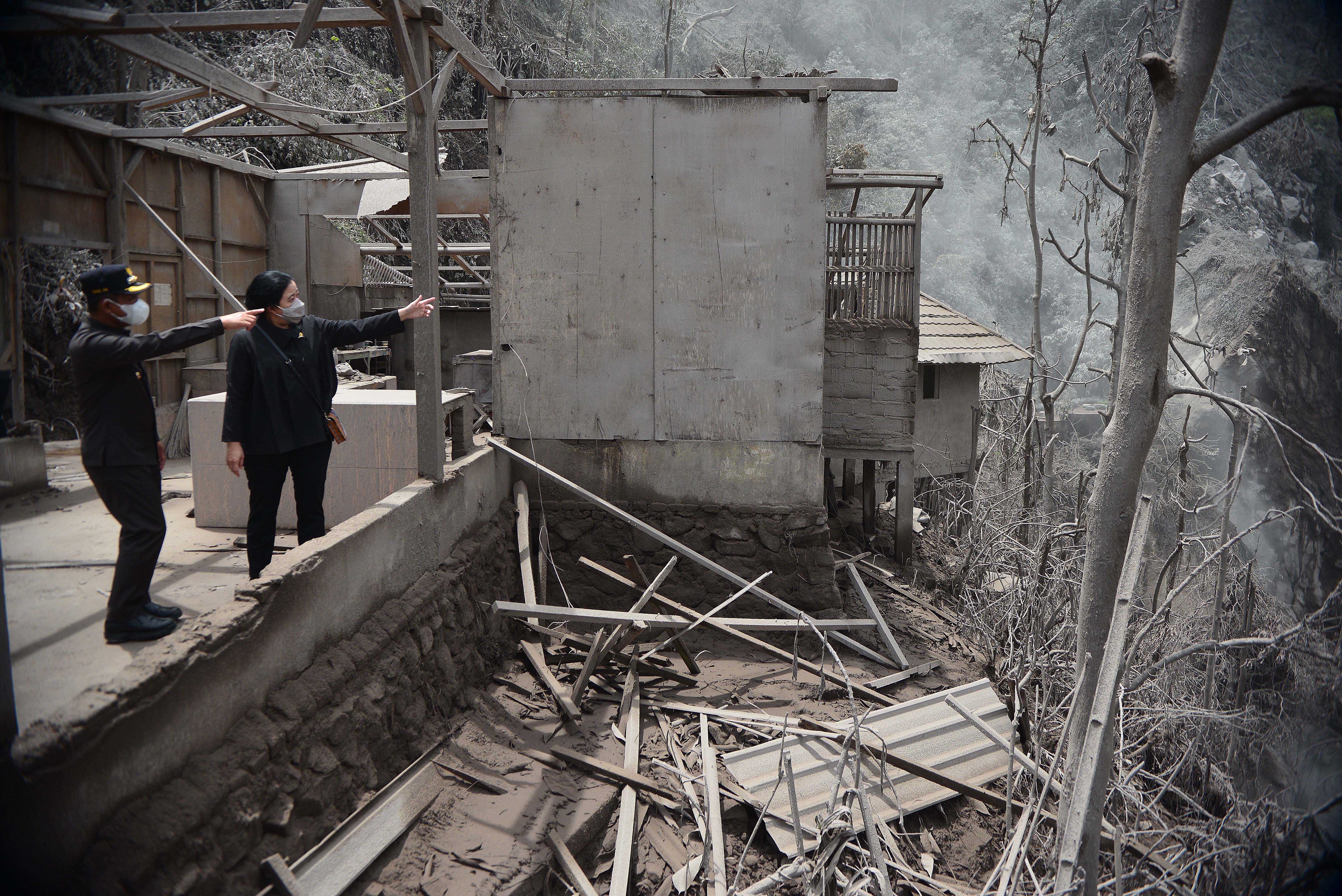 Puan Kunjungi Warga Terdampak Erupsi Semeru