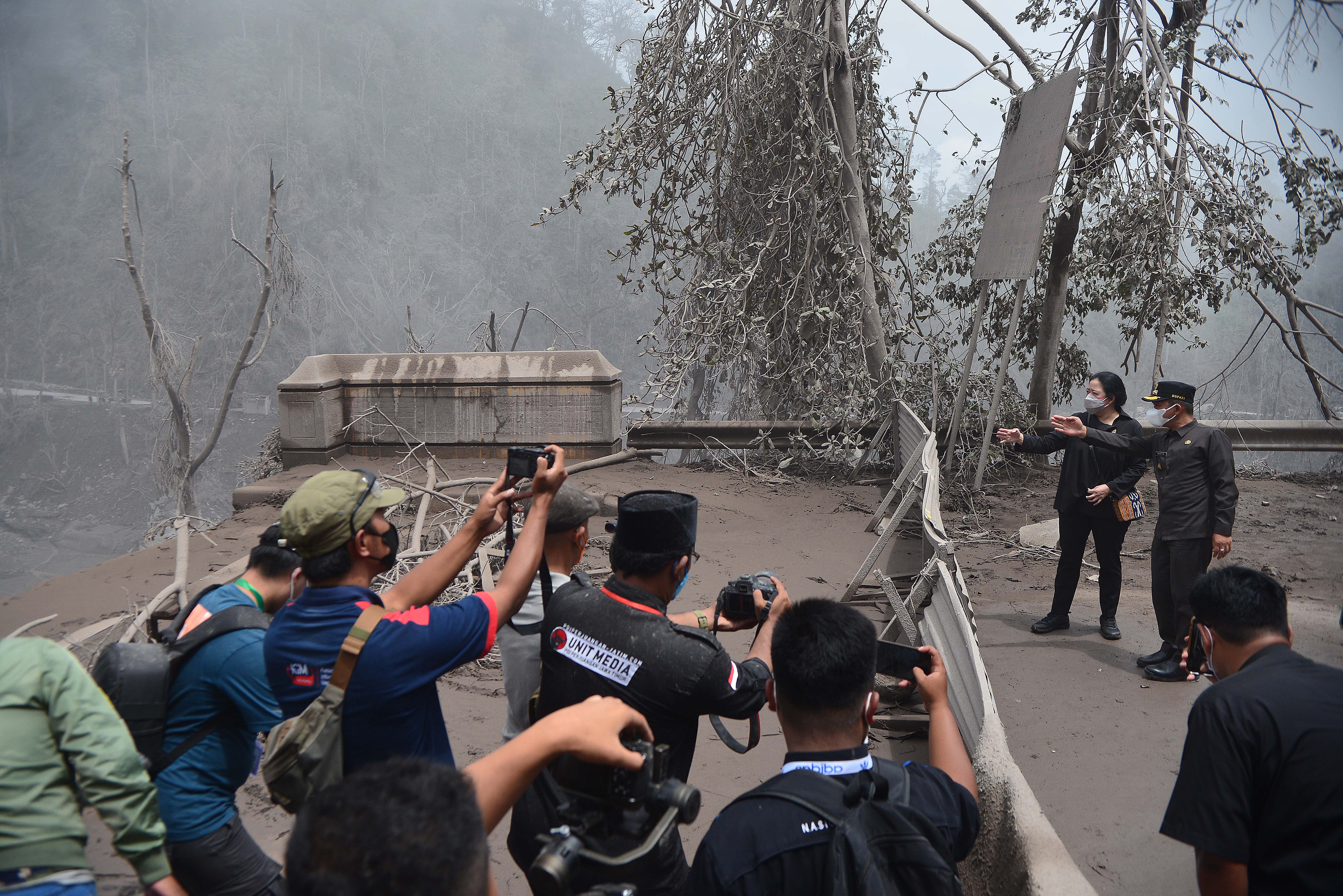 Puan Kunjungi Warga Terdampak Erupsi Semeru