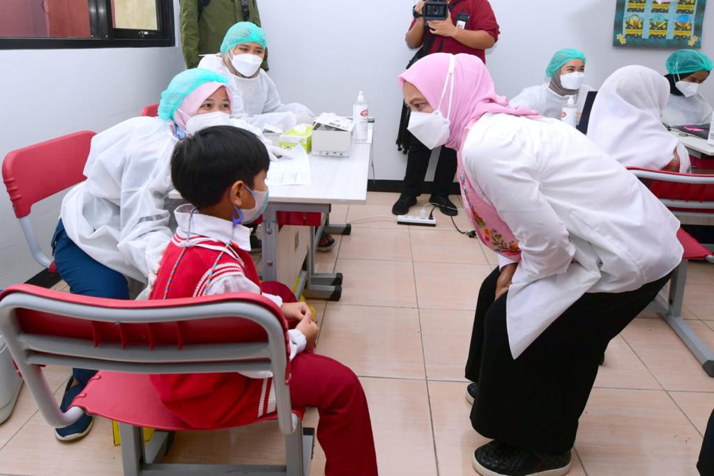 Ibu Negara Kunjungi Vaksinasi Anak