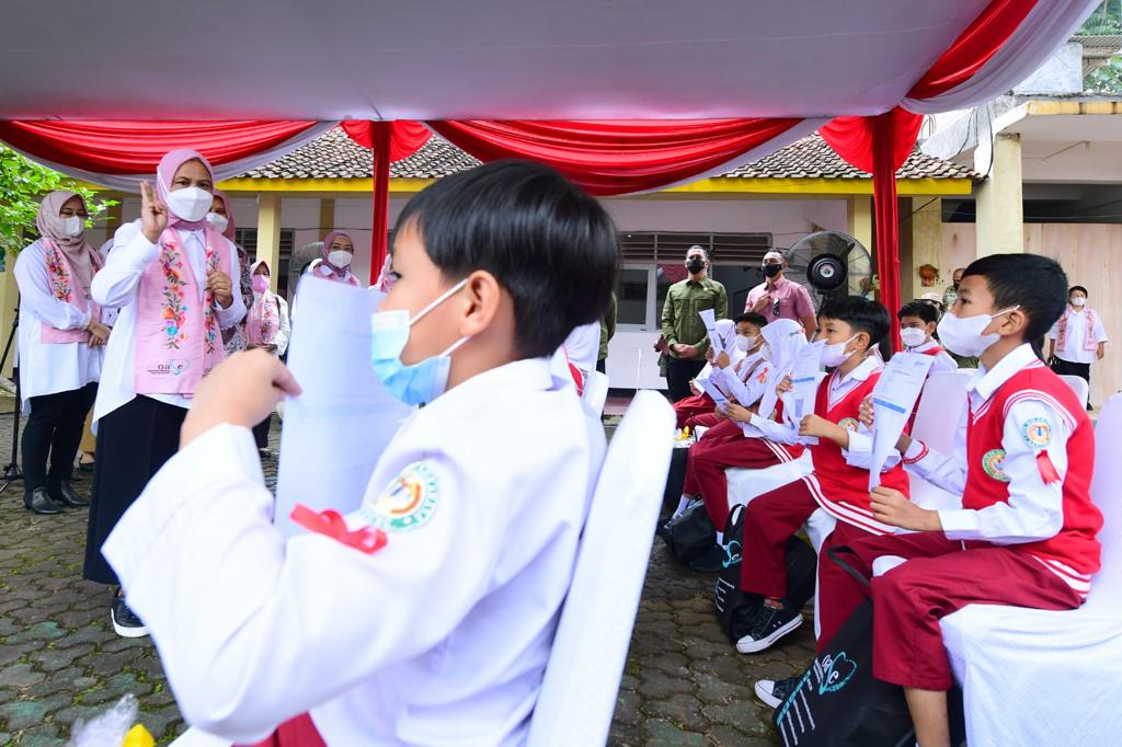 Ibu Negara Kunjungi Vaksinasi Anak