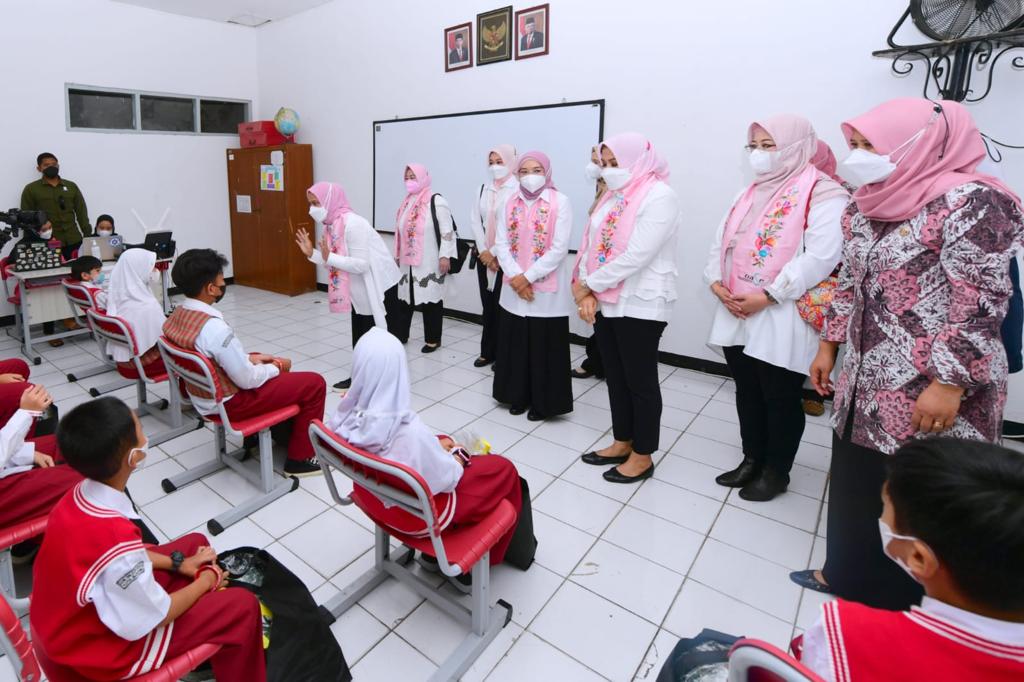 Ibu Negara Kunjungi Vaksinasi Anak