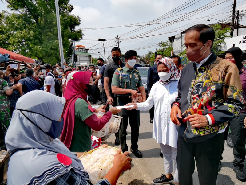 Bantuan Tunai  Oleh Presiden Jokowi Kepada Pedagang Dan Warung