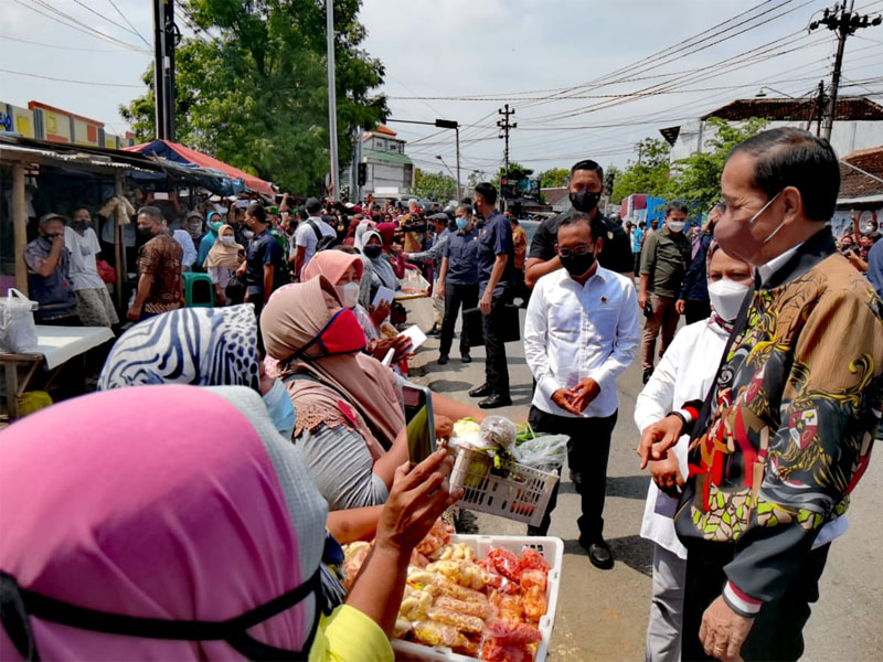 Bantuan Tunai  Oleh Presiden Jokowi Kepada Pedagang Dan Warung