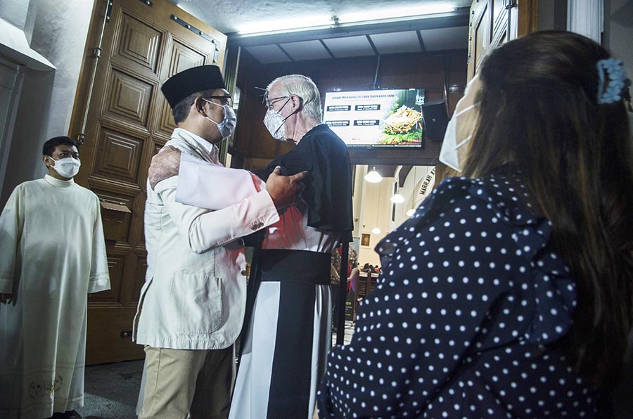 Sambut Hangat Pastor Leo van Beurden OSC Untuk Gubernur Ridwan Kamil