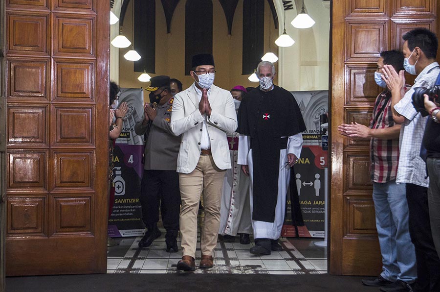 Sambut Hangat Pastor Leo van Beurden OSC Untuk Gubernur Ridwan Kamil