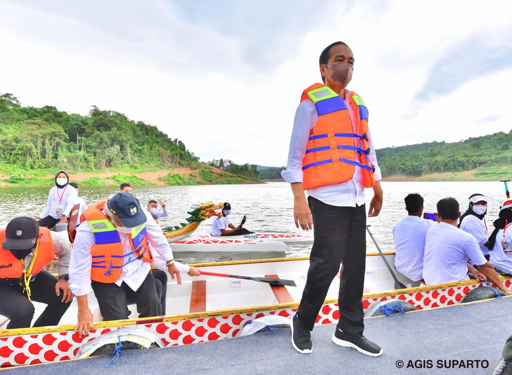 Presiden Resmikan Bendungan Ladongi Dari Perahu Naga 