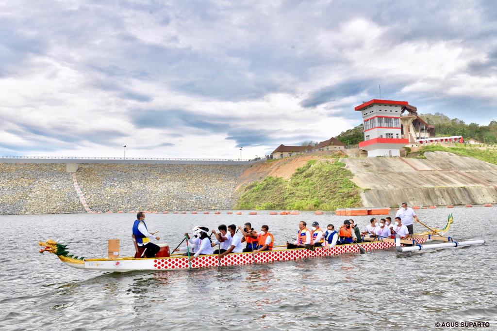 Presiden Resmikan Bendungan Ladongi Dari Perahu Naga 