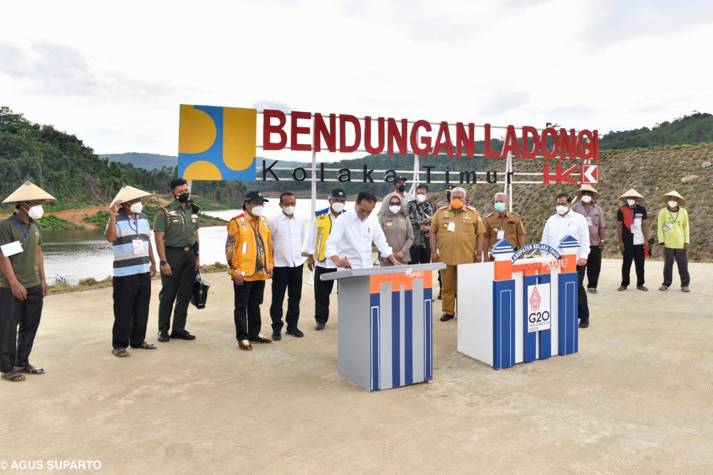 Presiden Resmikan Bendungan Ladongi Dari Perahu Naga 