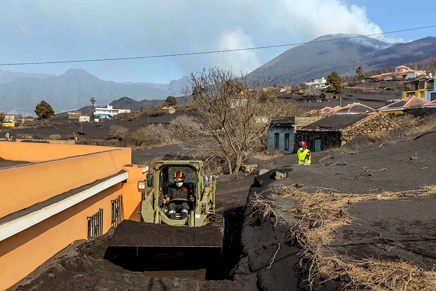 Pasukan Unit Khusus Bersihkan Abu Letusan Cumbre Vieja