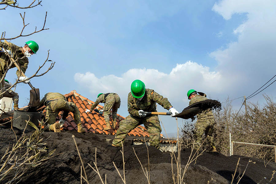 Pasukan Unit Khusus Bersihkan Abu Letusan Cumbre Vieja