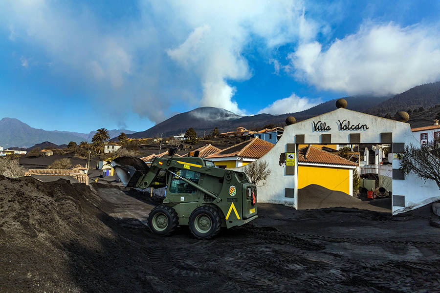 Pasukan Unit Khusus Bersihkan Abu Letusan Cumbre Vieja