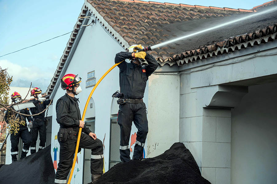 Pasukan Unit Khusus Bersihkan Abu Letusan Cumbre Vieja